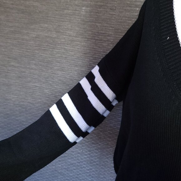 Black and White V-neck oversized distressed sweater - Picture 11 of 11